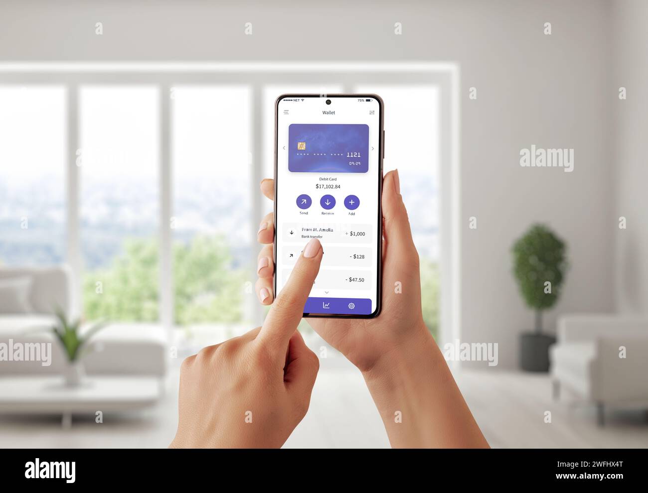 Lo smartphone mostra l'usabilità del fintech con un design concettuale dell'app, con una carta di credito e transazioni. Gestione finanziaria semplificata Foto Stock