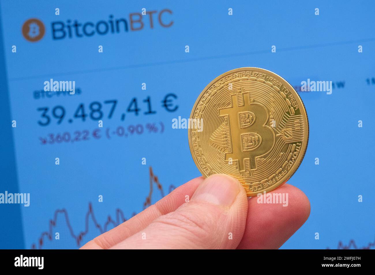 Bitcoin Coin davanti a un grafico Bitcoin Foto Stock