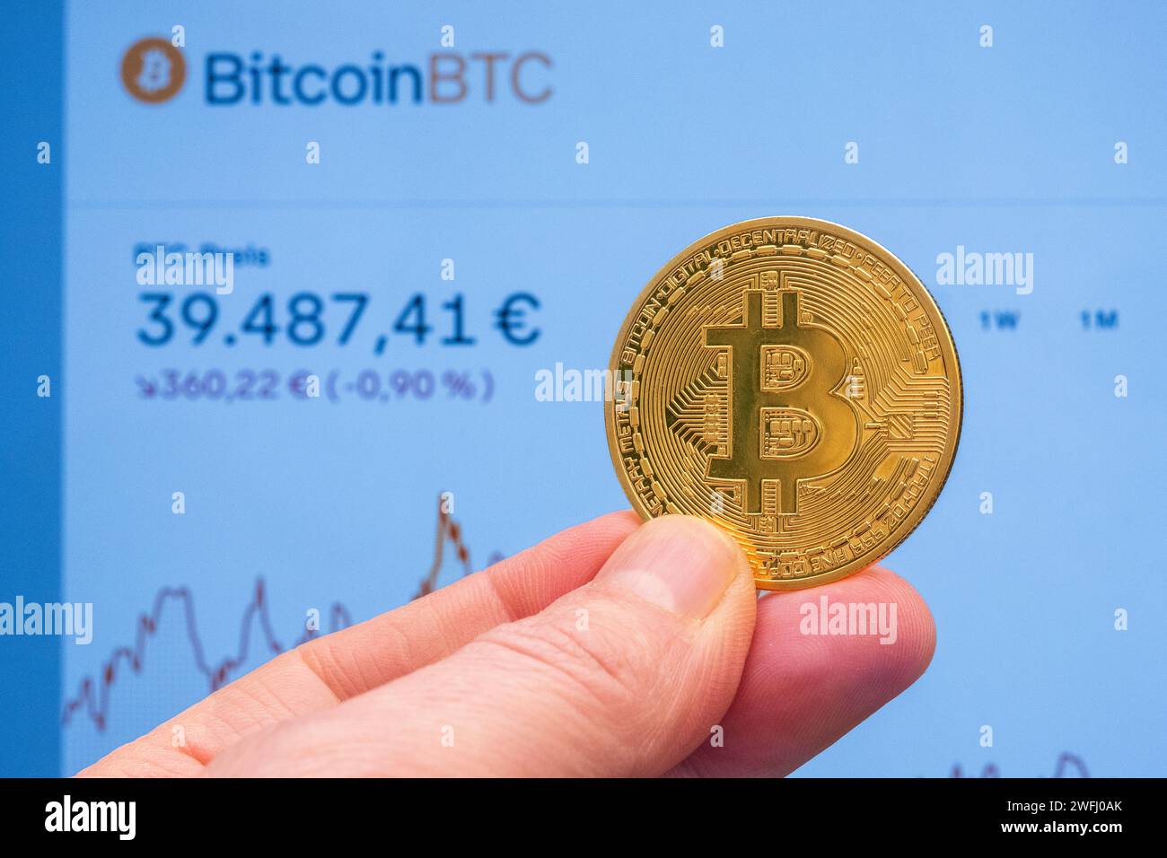 Bitcoin Coin davanti a un grafico Bitcoin Foto Stock