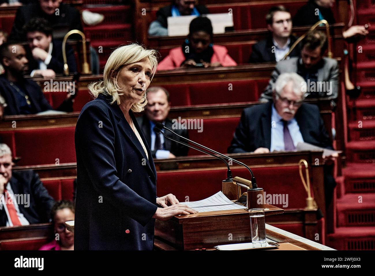 © Antonin Burat/le Pictorium/MAXPPP - Parigi 30/01/2024 Antonin Burat/le Pictorium - 30/01/2024 - Francia/Ile-de-France/Parigi - la presidente du groupe parlementaire 'Rassemblement National' Marine le Pen prend la parole, apres le discours de politique generale du Premier ministre Gabriel Attal a l'Assemblee nationale, le 30 janvier 2024. - Valeurs ACtuelles out, no jdd, jdd out, RUSSIA OUT, NO RUSSIA #norussia/30/01/2024 - Francia/Ile-de-France (regione)/Parigi - il presidente del gruppo parlamentare "Rassemblement National" Marine le Pen interviene dopo il primo ministro Gabriel Attal" Foto Stock