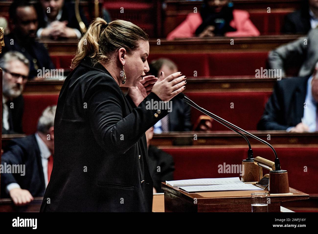 © Antonin Burat/le Pictorium/MAXPPP - Parigi 30/01/2024 Antonin Burat/le Pictorium - 30/01/2024 - Francia/Ile-de-France/Parigi - la presidente du groupe parlementaire 'la France insoumise' Mathilde Panot prend la parole, apres le discours de politique generale du Premier ministre Gabriel Attal a l'Assemblee nationale, le 30 janvier 2024. - Valeurs ACtuelles out, no jdd, jdd out, RUSSIA OUT, NO RUSSIA #norussia/30/01/2024 - Francia/Ile-de-France (regione)/Parigi - interviene il presidente del gruppo parlamentare "la France insoumise" Mathilde Panot dopo il primo ministro Gabriel Attal spe Foto Stock