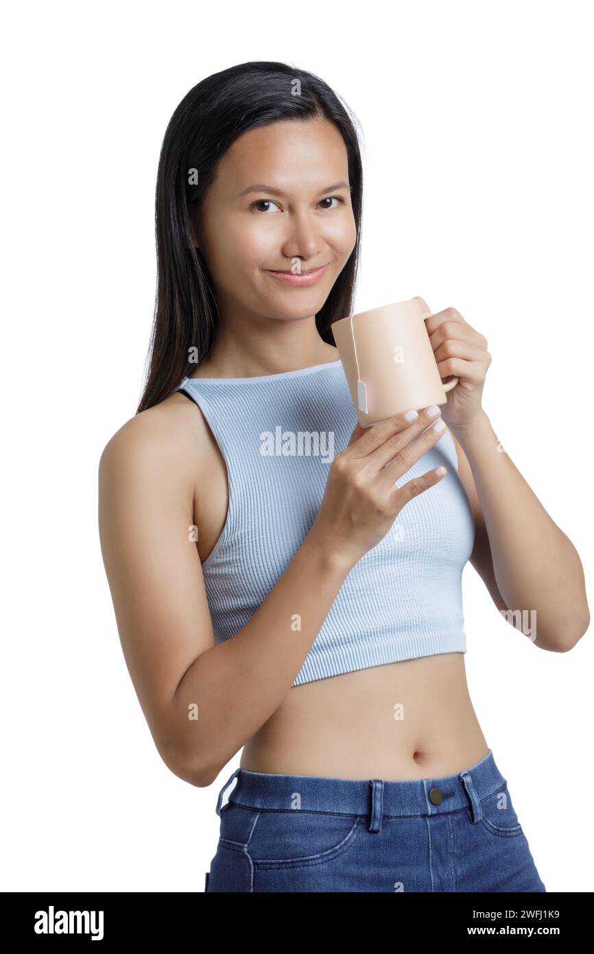 Bella donna asiatica che beve una sana tazza Tan di tè caldo isolata su uno sfondo bianco con spazio copia Foto Stock