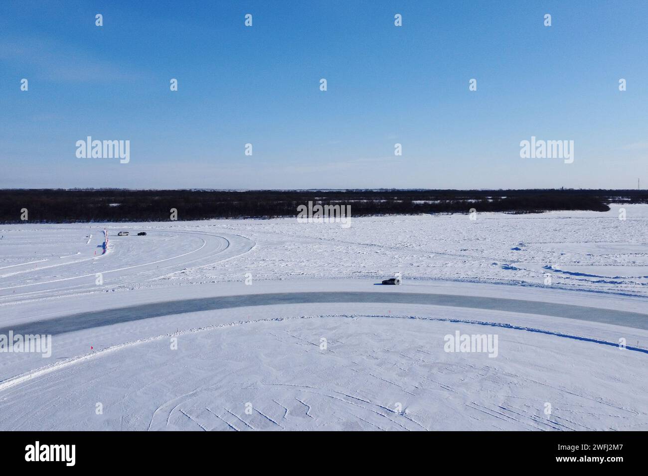 (240131) -- HEIHE, gennaio 31, 2024 (Xinhua) -- una foto di un drone aereo scattata il 31 gennaio 2024 mostra un'auto sottoposta a test in zona fredda presso la base di test di automobili Xiaowusili a Heihe, nella provincia di Heilongjiang nella Cina nordorientale. Prima che un nuovo prodotto venga messo in vendita, deve essere sottoposto a test a basse temperature. Heihe, una città nella provincia più settentrionale della Cina di Heilongjiang, ha varie condizioni favorevoli per i test automobilistici della zona fredda, tra cui diverse forme del terreno e clima freddo e secco in inverno. I suoi servizi di alta qualità hanno spinto un numero sempre maggiore di costruttori di automobili a testare nuovi prodotti in città negli ultimi anni. Su J Foto Stock