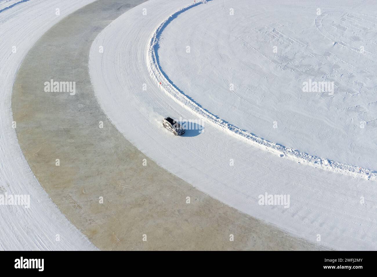 (240131) -- HEIHE, gennaio 31, 2024 (Xinhua) -- una foto di un drone aereo scattata il 31 gennaio 2024 mostra un'auto sottoposta a test in zona fredda presso la base di test di automobili Xiaowusili a Heihe, nella provincia di Heilongjiang nella Cina nordorientale. Prima che un nuovo prodotto venga messo in vendita, deve essere sottoposto a test a basse temperature. Heihe, una città nella provincia più settentrionale della Cina di Heilongjiang, ha varie condizioni favorevoli per i test automobilistici della zona fredda, tra cui diverse forme del terreno e clima freddo e secco in inverno. I suoi servizi di alta qualità hanno spinto un numero sempre maggiore di costruttori di automobili a testare nuovi prodotti in città negli ultimi anni. Su J Foto Stock