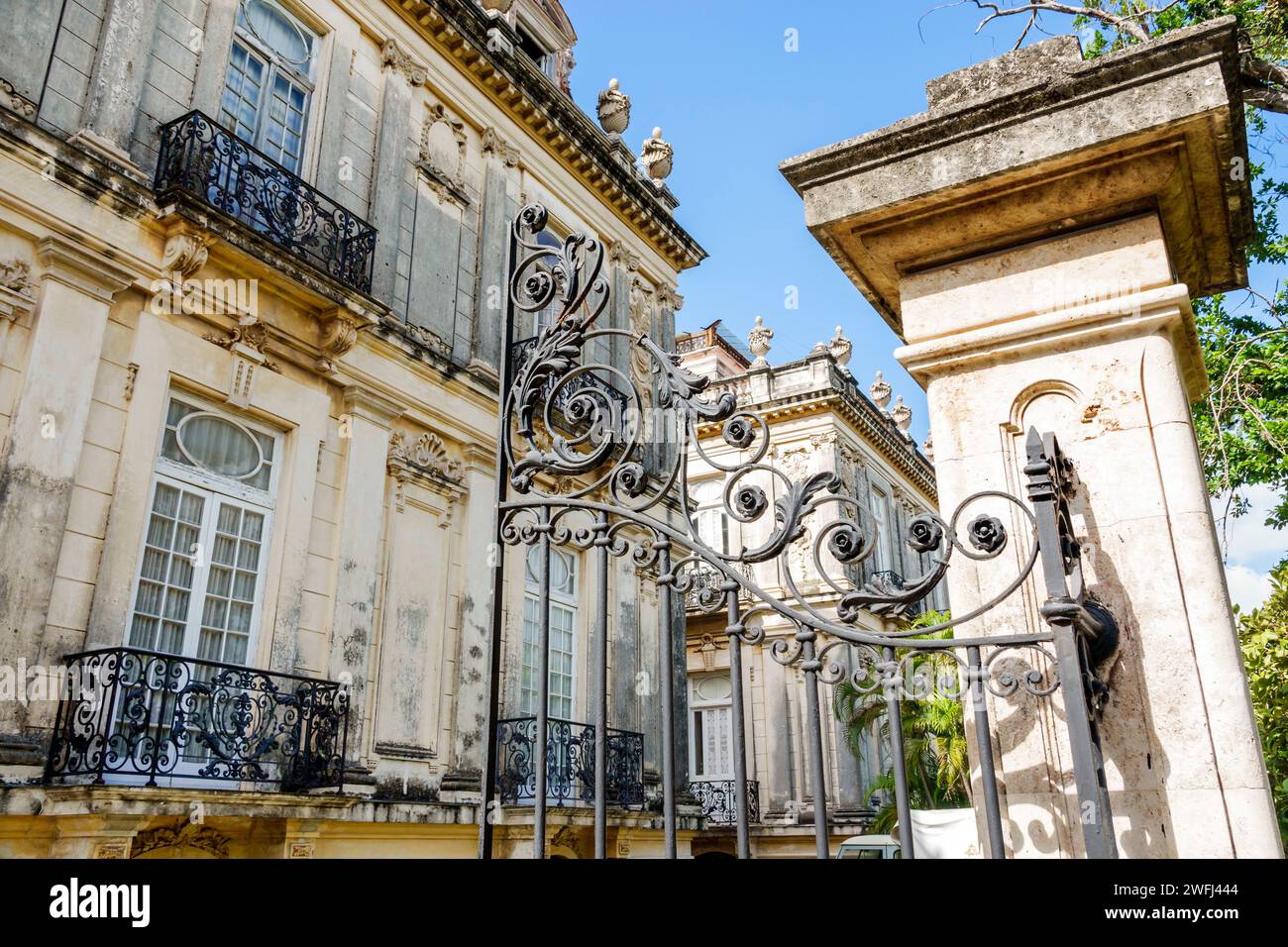 Merida Mexico, zona Paseo Montejo Centro, Casas Gemelas/Camara Twin Chamber Houses, architettura in stile Beaux Arts secondo Impero francese, ornamentale in legno battuto Foto Stock