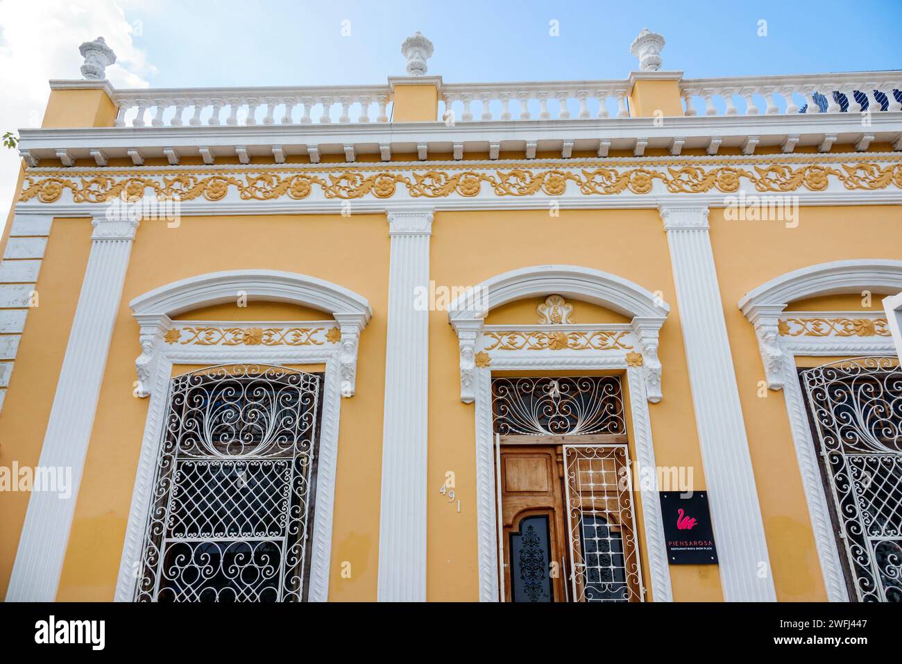 Merida Mexico, zona Paseo Montejo Centro, ristorante Piensa Rosa, esterno, ingresso anteriore dell'edificio, ferro battuto ornamentale, latino ispanico messicano Foto Stock