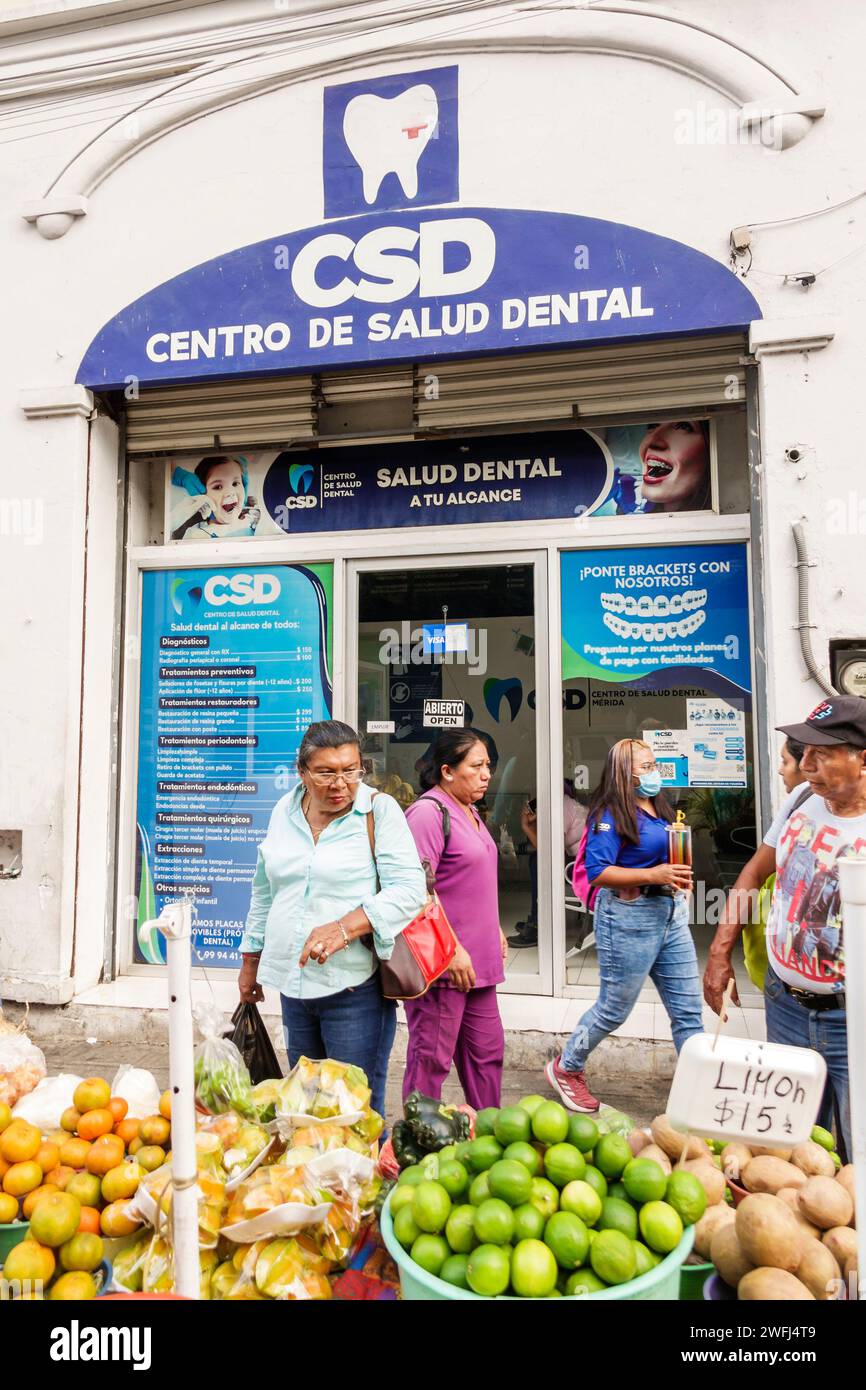 Merida Mexico, centro historico, centro storico, Calle 56, studio odontoiatrico, ingresso principale, negozio di prodotti di strada, Calle 56, uomo uomo uomo uomo, uomo, s Foto Stock