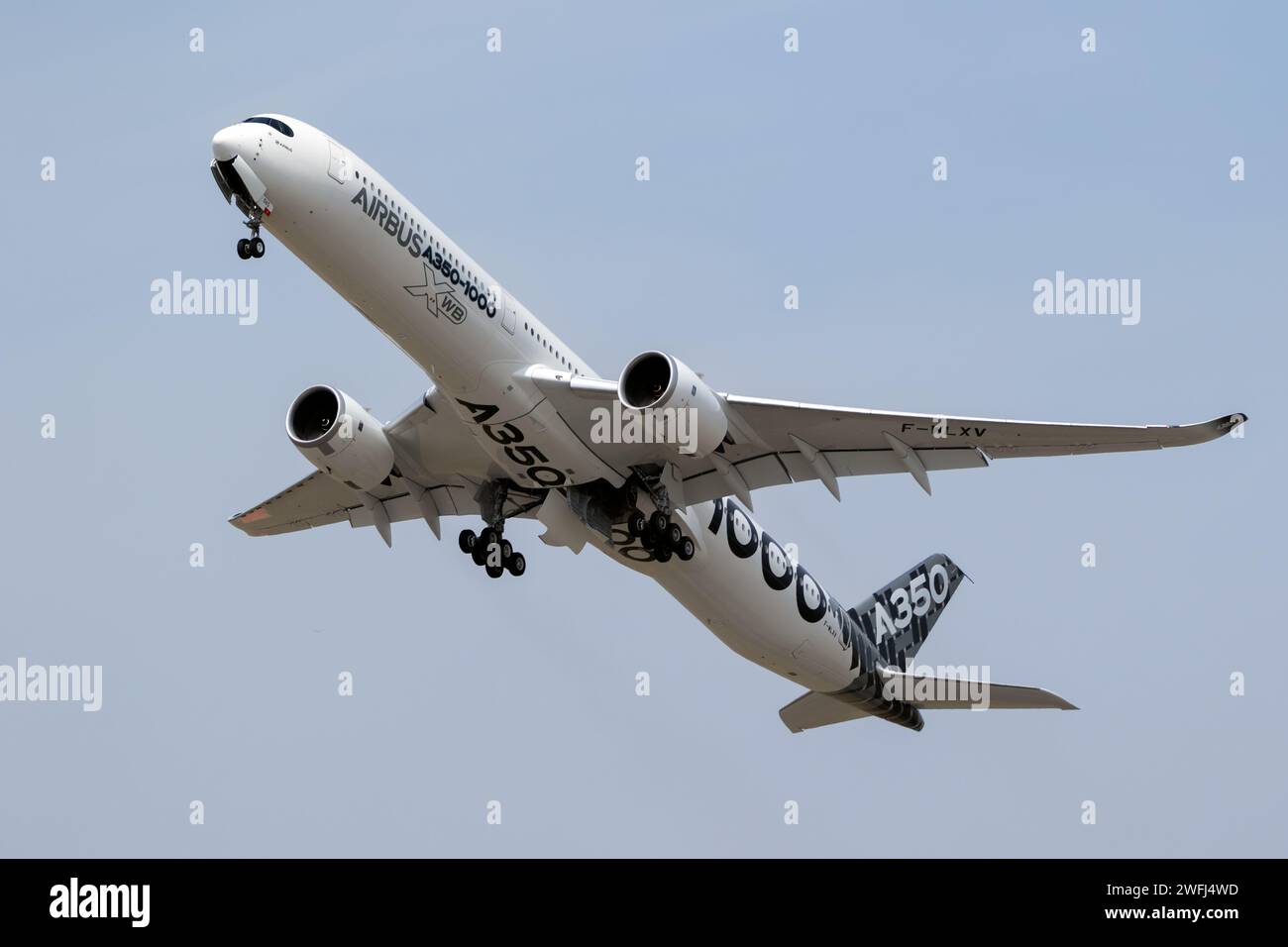 Aereo passeggeri Airbus A350-1000 XWB che decollo dall'Aeroporto le-Bourget durante il Paris Air Show. Francia - 22 giugno 2017 Foto Stock