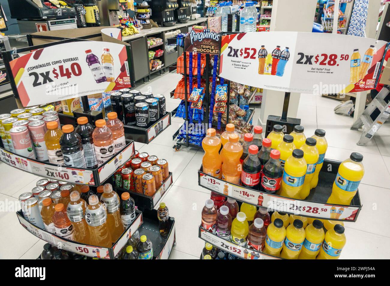 Merida Mexico, Centro, Oxxo minimarket, negozio di alimentari, negozio di alimentari bodega, vendita interna scaffali, vendita di bevande energetiche promozione Gat Foto Stock