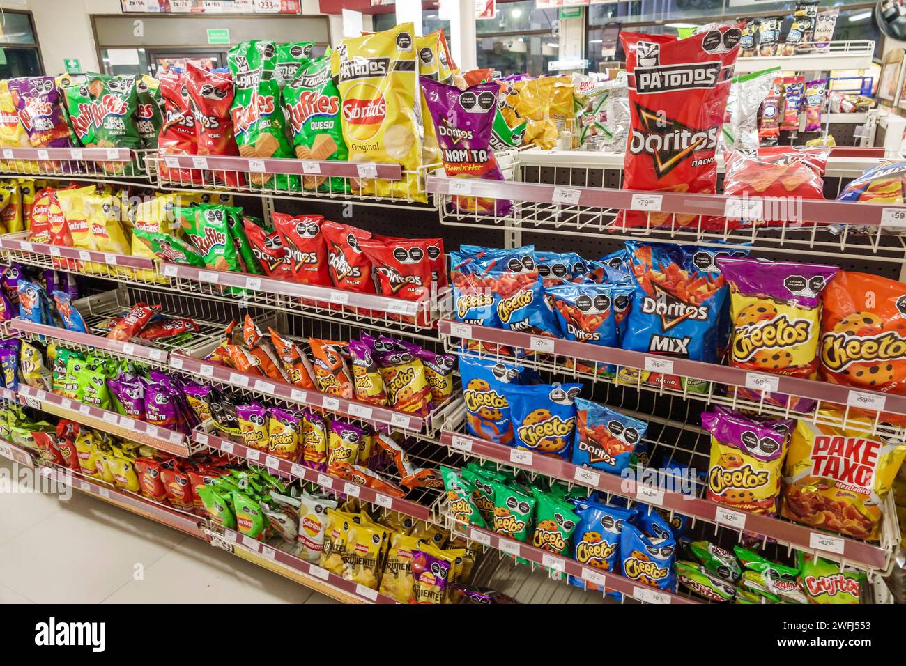 Merida Mexico, Centro, Oxxo minimarket, negozio di alimentari, negozio di alimentari, vendita interna, scaffali, spuntini Cheetos Doritos, patatine, cibo spazzatura Foto Stock