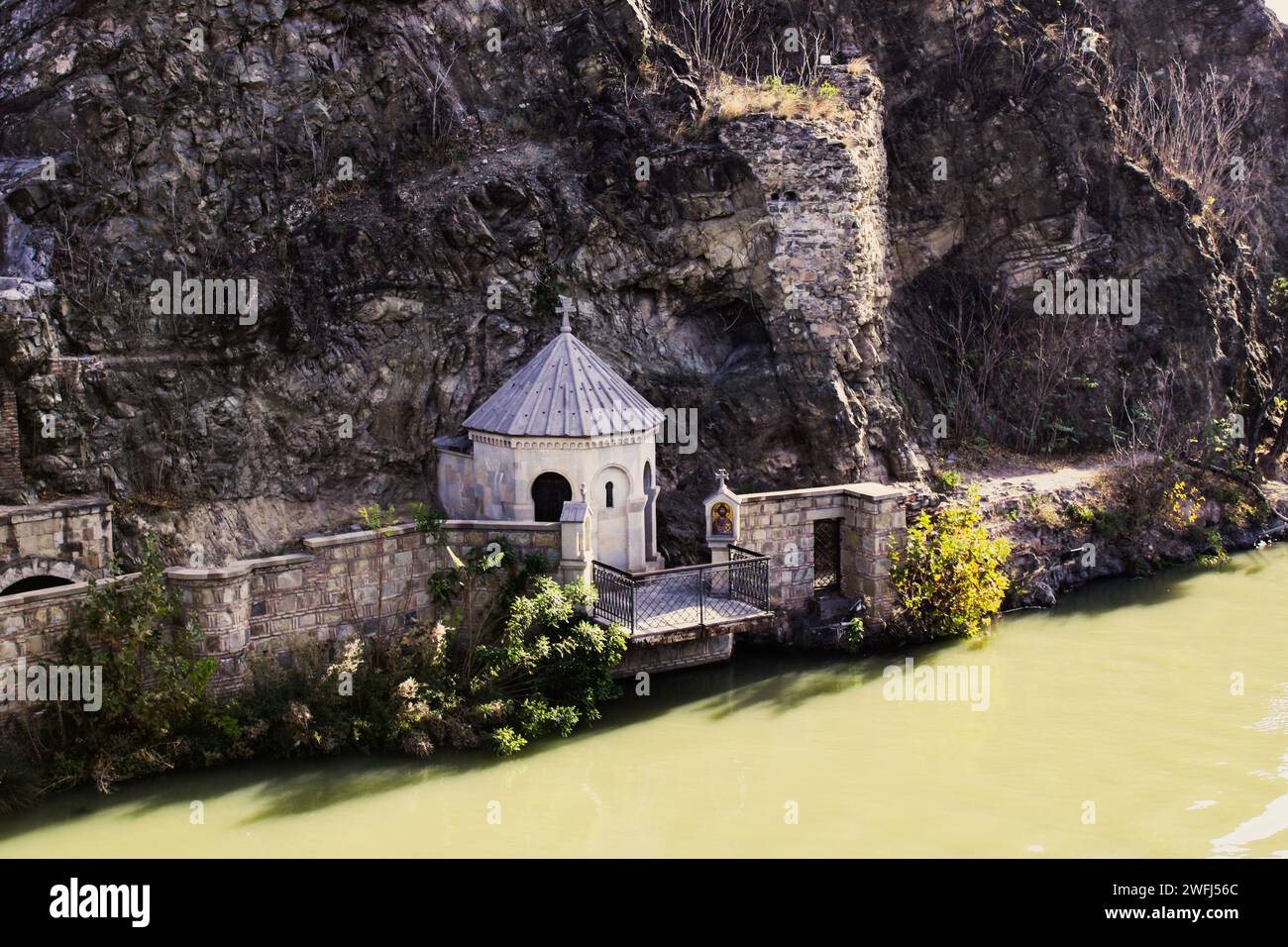 Piccola cappella con sede vicino alla chiesa dell'assunzione della Vergine Maria di Metekhi e al fiume Kura a Tbilisi, Georgia Foto Stock