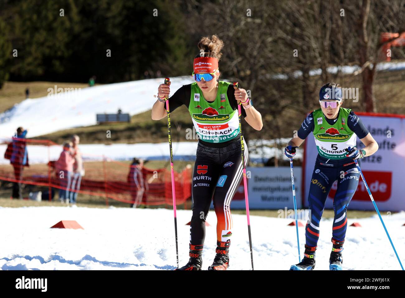 Schonach, Deutschland. 28 gennaio 2024. Nathalie Armbruster (SZ Kniebis) im Duell mit Lena Brocard (Frankreich/Francia) beim FIS Weltcup Nordische Kombination Schonach 2024 credito: dpa/Alamy Live News Foto Stock