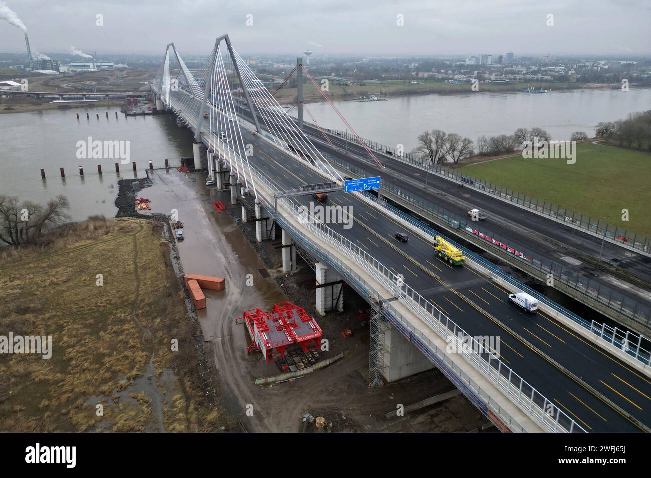 Fertigstellung der neuen Autobahnbrücke A1 bei Leverkusen. Luftaufnahme von der neu gebauten Autobahnbrücke A1 über den Rhein bei Leverkusen mit ihren Pylonen und Schrägseilen. Rechts daneben ist die alte Brücke zu sehen. Leverkusen Autobahnbrücke A1 Nordrhein-Westfalen Deutschland Nur redaktioneller Gebrauch Foto Stock