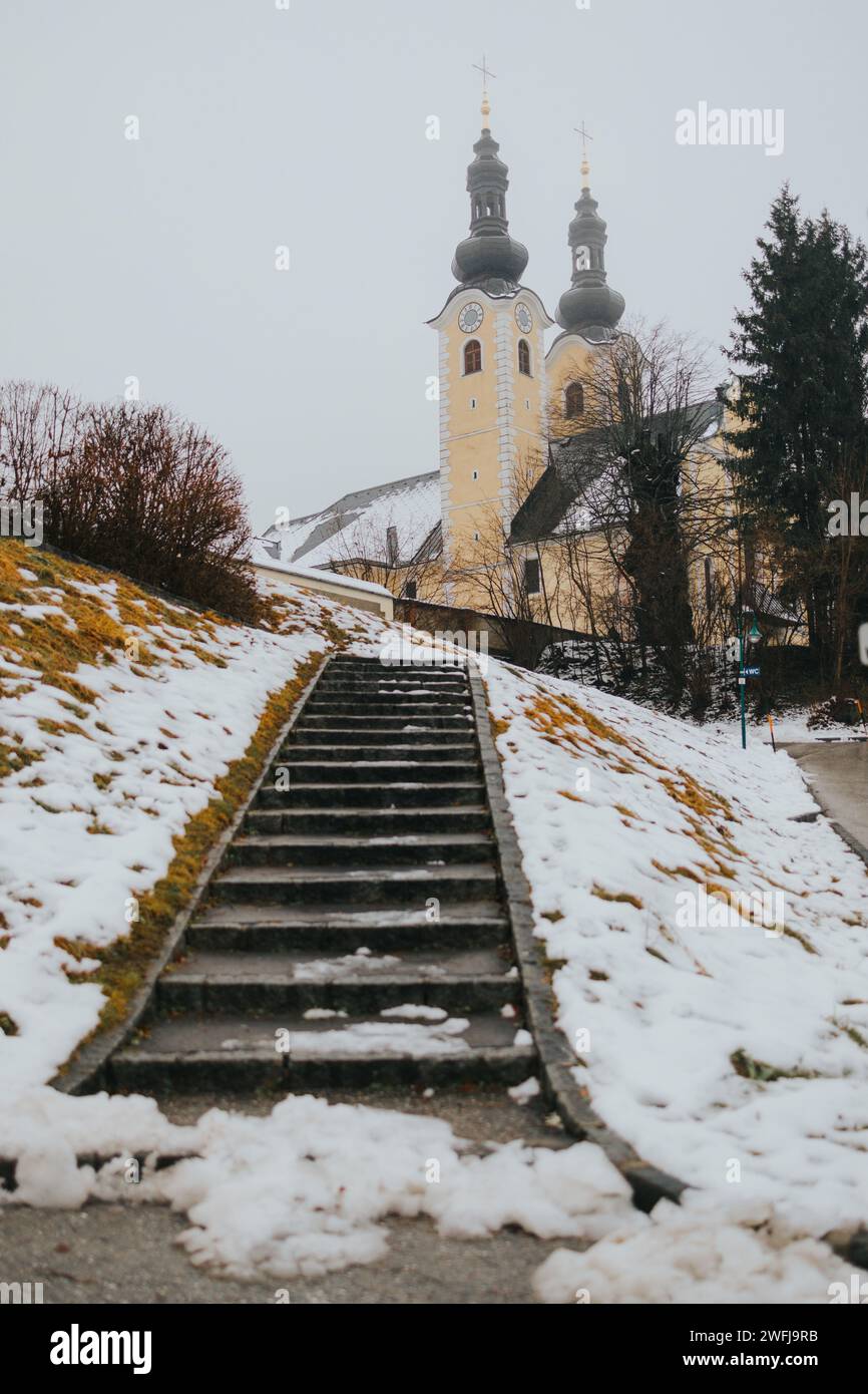 Scalini che conducono ad un edificio ornato di guglie Foto Stock
