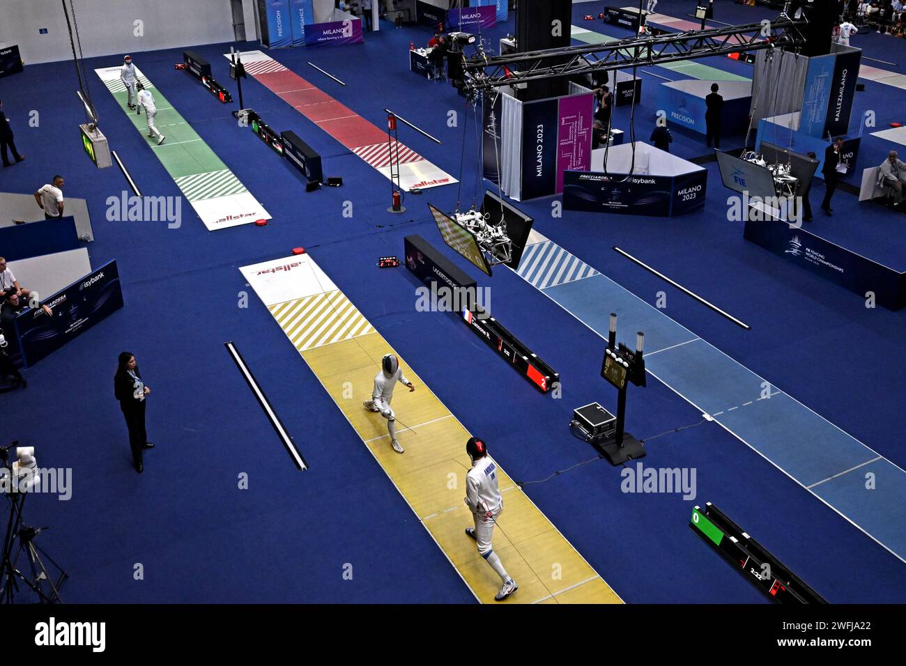 Vista dall'alto dei platormi di scherma durante il Campionato del mondo di scherma, a Milano 2023 Foto Stock