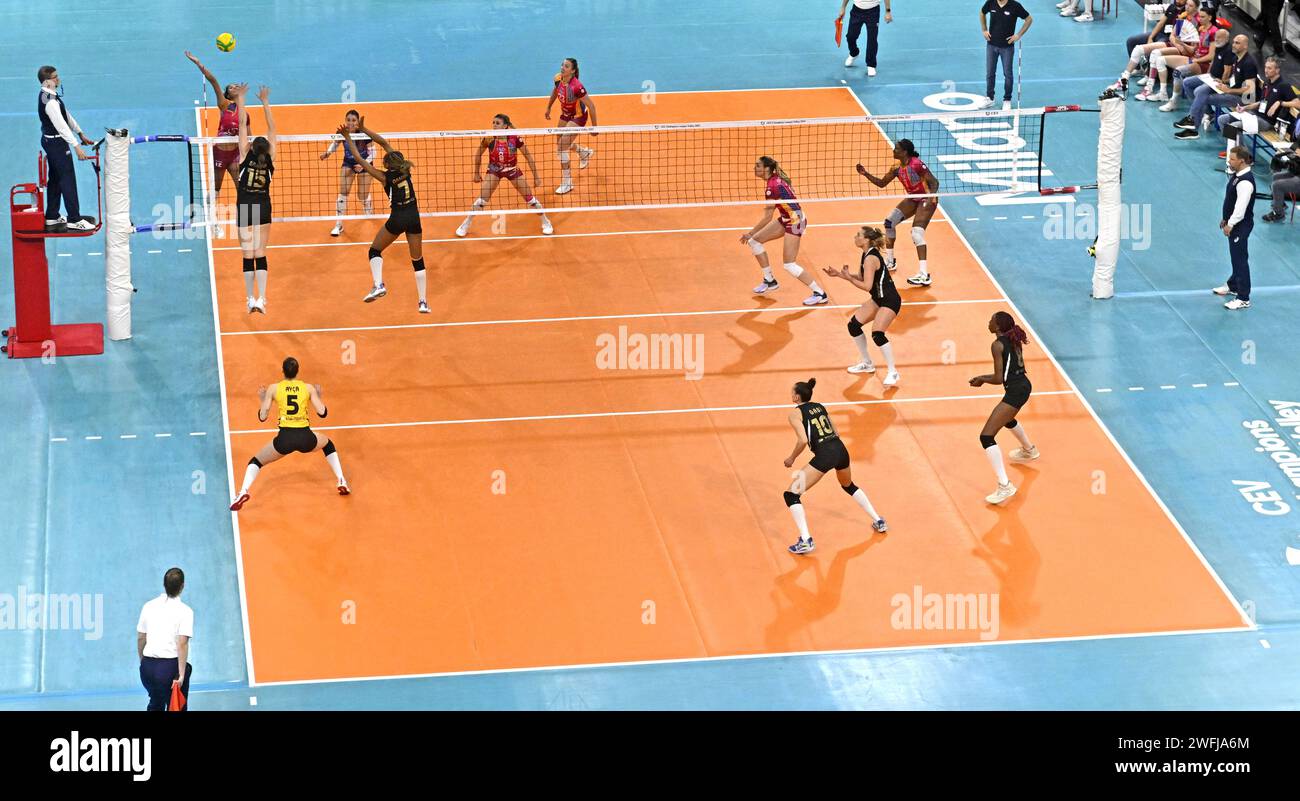 Vista dall'alto della CEV cup partita femminile di pallavolo Milano vs Istanbul Foto Stock