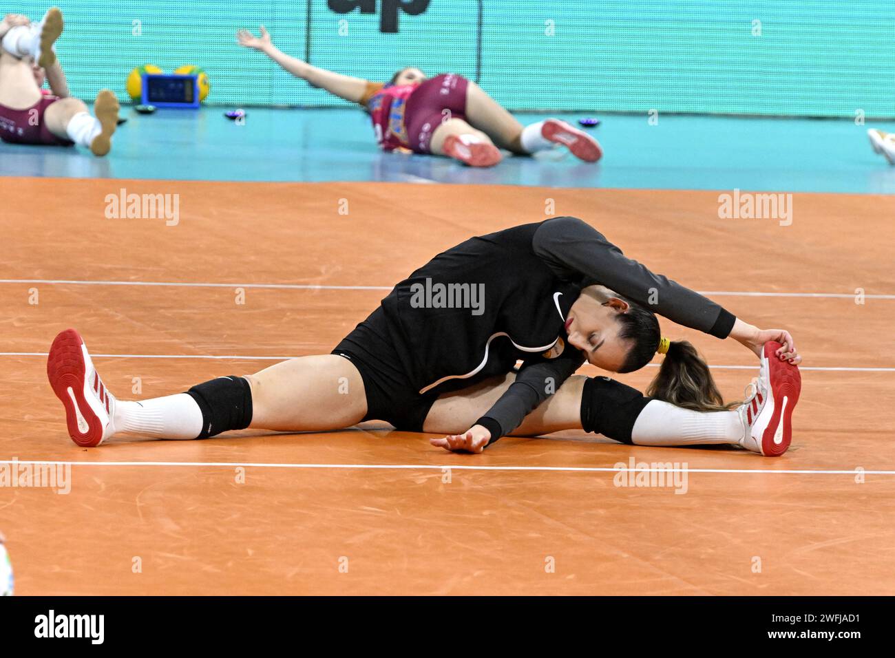 Gli atleti si allungano e si riscaldano prima di una partita di pallavolo femminile Milano-Istanbul Foto Stock