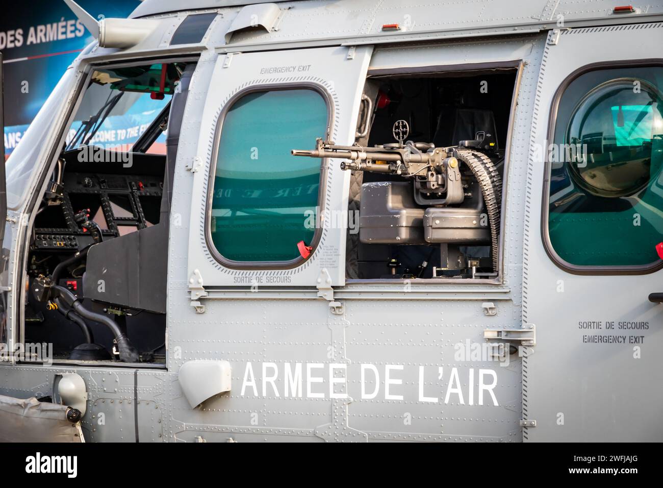 FN MAG Machine gun in una finestra laterale dell'elicottero Airbus Helicopters H225M dall'Aeronautica militare francese al Paris Air Show, Francia - 22 giugno 2017 Foto Stock