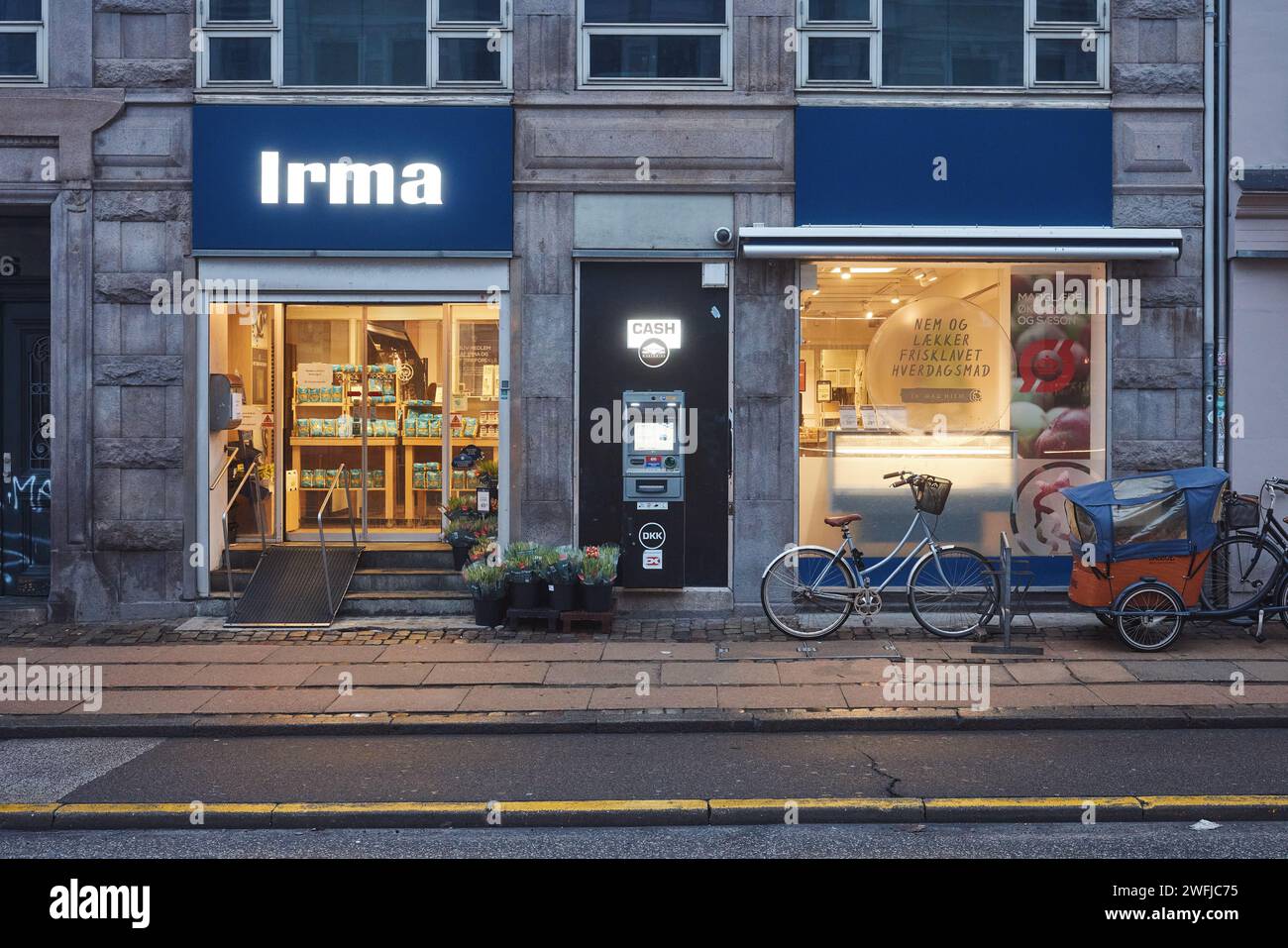 Irma (catena di supermercati danese), Morning; Frederiksborggade, Copenhagen, Danimarca Foto Stock