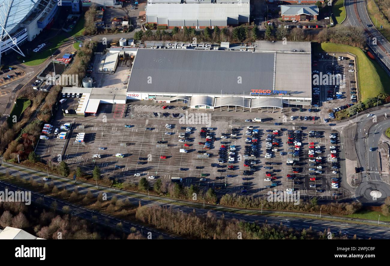 Vista aerea del supermercato Tesco Extra presso il Middlebrook Retail Park (ex sviluppo Reebok) Foto Stock