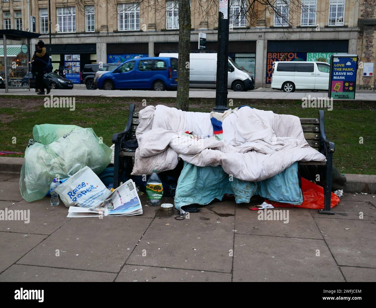 Casa costruita su una panchina di un parco da un dormitorio senza tetto. Senzatetto a Bristol, Regno Unito Foto Stock