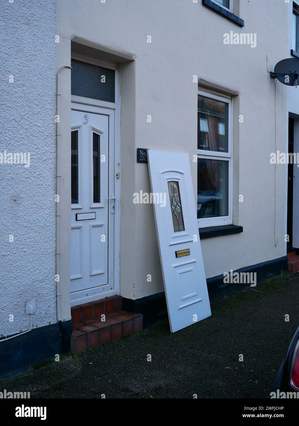 Una nuova porta anteriore in PVC pronta per essere installata su una casa a schiera. REGNO UNITO Foto Stock