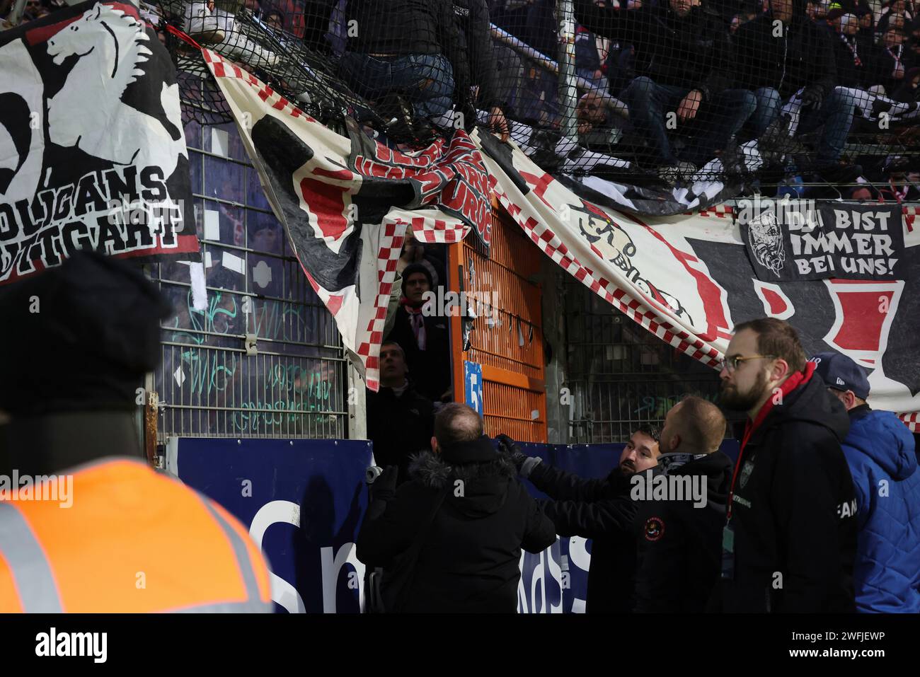 Bochum, Deutschland. 20 gennaio 2024. Firo: 01/20/2024, calcio, 1° campionato, 1° Bundesliga, stagione 2023/2024, VfL Bochum 1848 - VfB Stuttgart interruzione di gioco a Bochum, bandiere dei tifosi di Stoccarda pendono sopra le uscite di emergenza, solo dopo un test se l'emergenza esce aperto, il gioco inizia credito: dpa/Alamy Live News Foto Stock