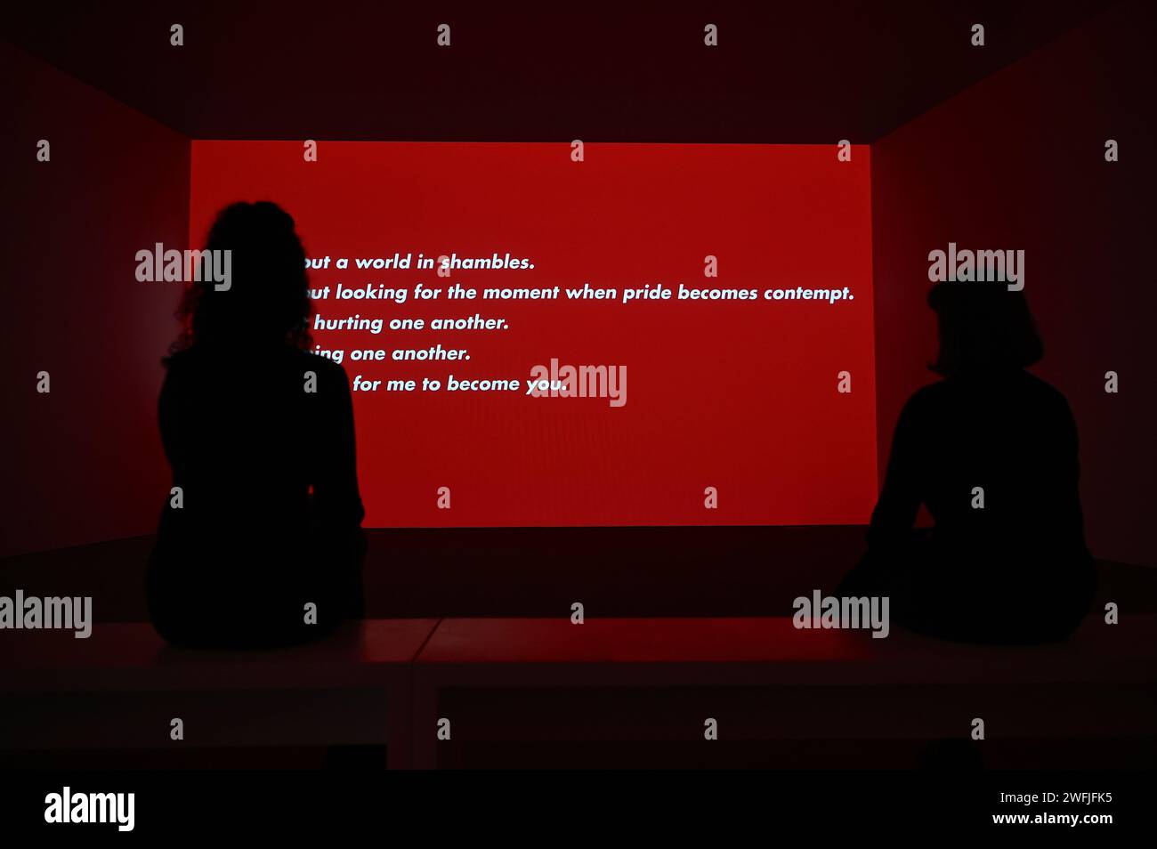 Londra - Serpentine è onorata di presentare una mostra personale di opere recenti dell'artista americana Barbara Kruger (B. 1945, Newark, New Jersey, USA). La mostra è presentata a Serpentine South dal 1 febbraio al 17 marzo 2024 e in ambito pubblico con Outernet Art. È la prima personale istituzionale dell'artista a Londra in oltre 20 anni e un ritorno a Serpentine. Kruger ha precedentemente esposto a Serpentine nel 1994 come parte della mostra collettiva Wall to Wall. Foto Stock