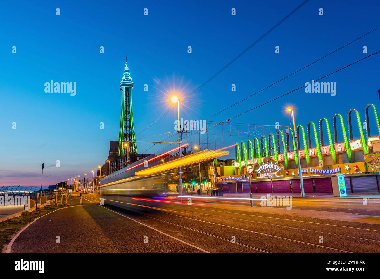 Blackpool; Promenade at Night; Lancashire; Regno Unito Foto Stock