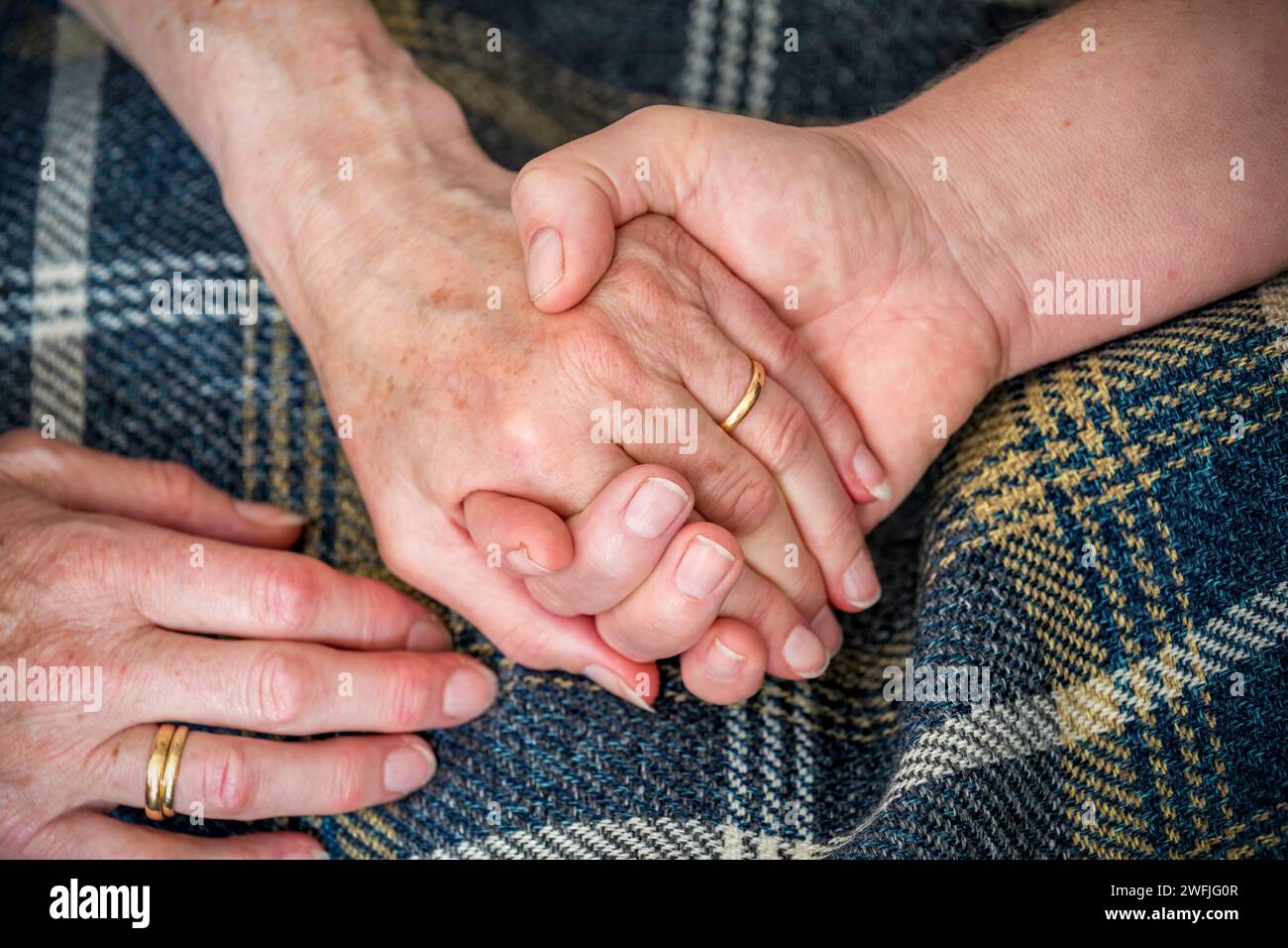 Mani premurose; due persone che si tengono per mano; Regno Unito Foto Stock