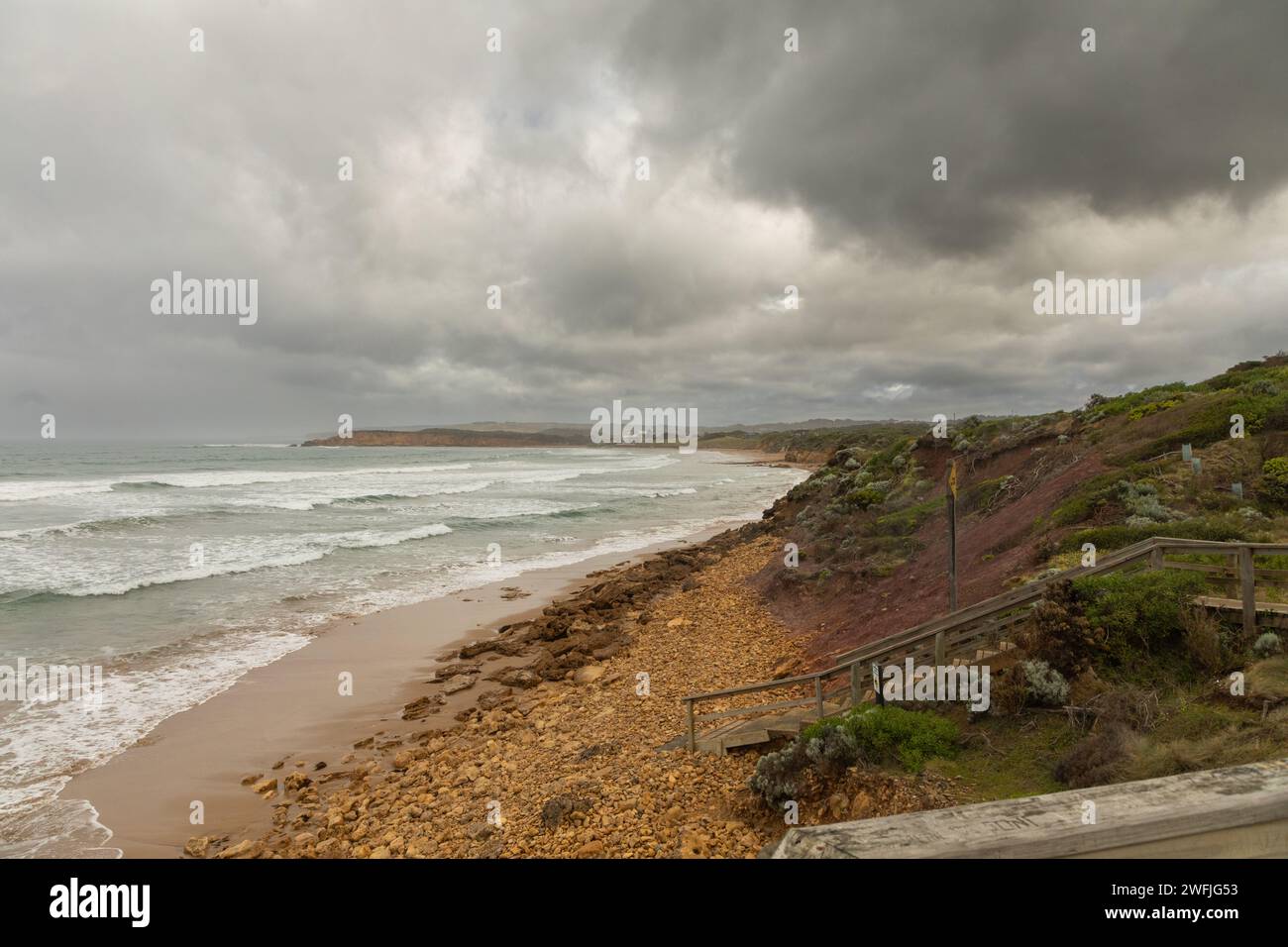 Parte della magnifica costa dello stretto di Bass lungo la Great Ocean Road nel sud di Victoria, Australia. Questo è vicino ad Anglesea. Foto Stock