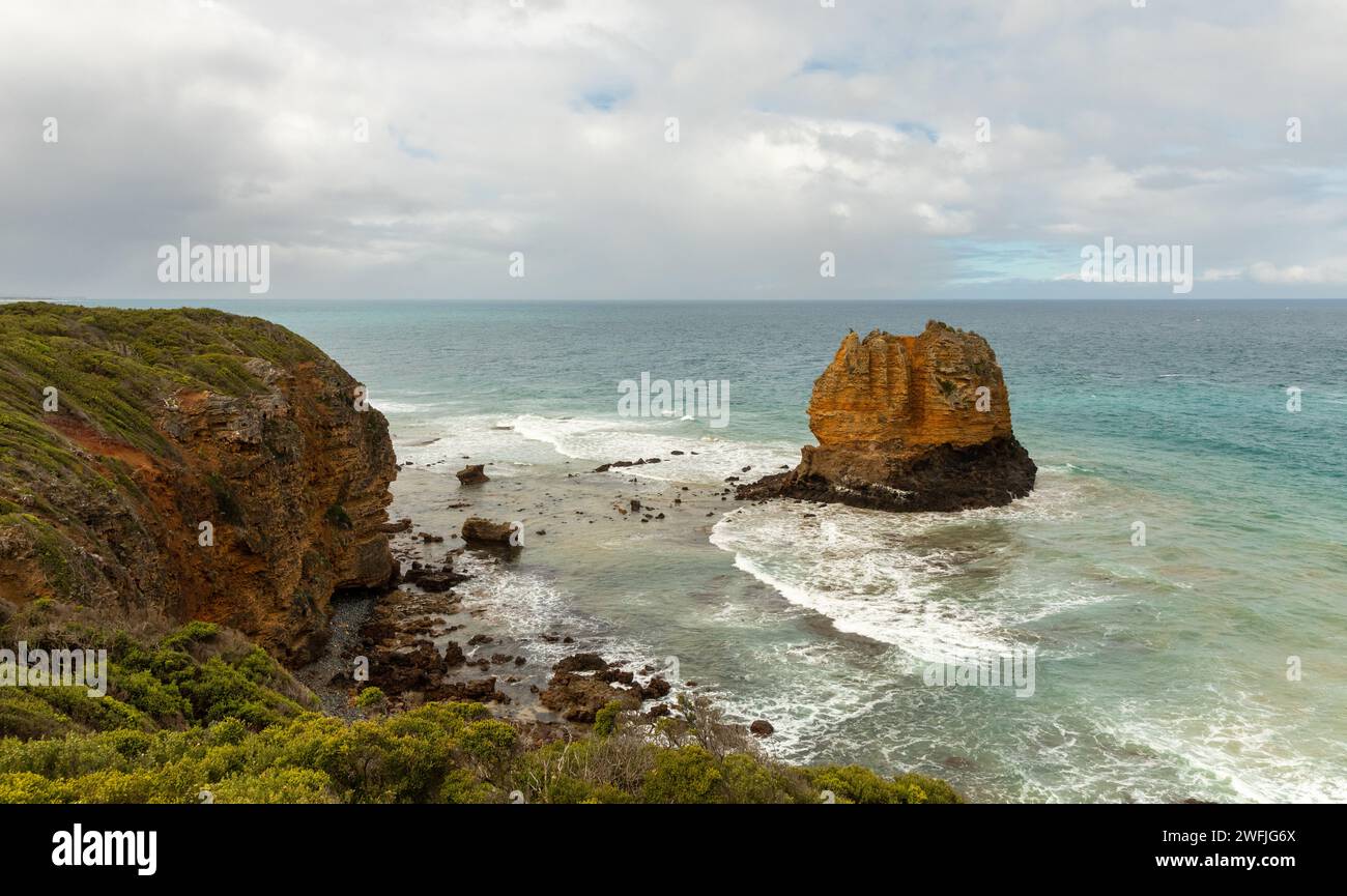Una vista della magnifica costa dello stretto di Bass, vicino al faro di Split Point, lungo la Great Ocean Road nel sud di Victoria, Australia. Foto Stock