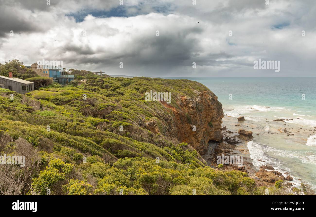 Una vista della magnifica costa dello stretto di Bass lungo la Great Ocean Road nel sud di Victoria, Australia. Foto Stock