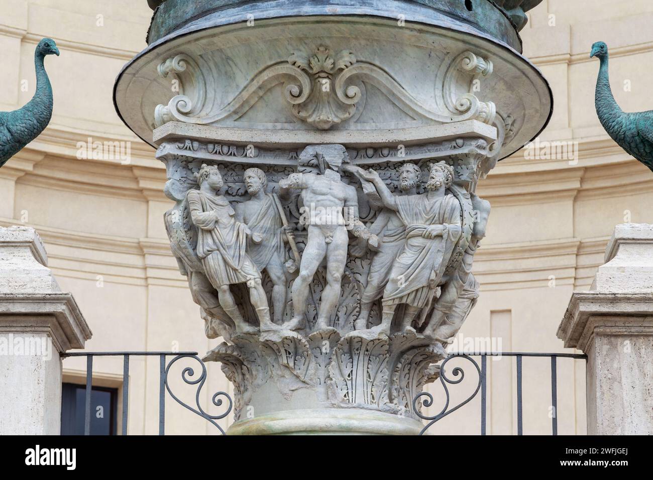 ROMA, VATICANO - 9 MARZO 2023: Si tratta di un antico piedistallo in marmo sotto un gigantesco e antico pinecone della Fontana del Pino nel cortile del Pino. Foto Stock