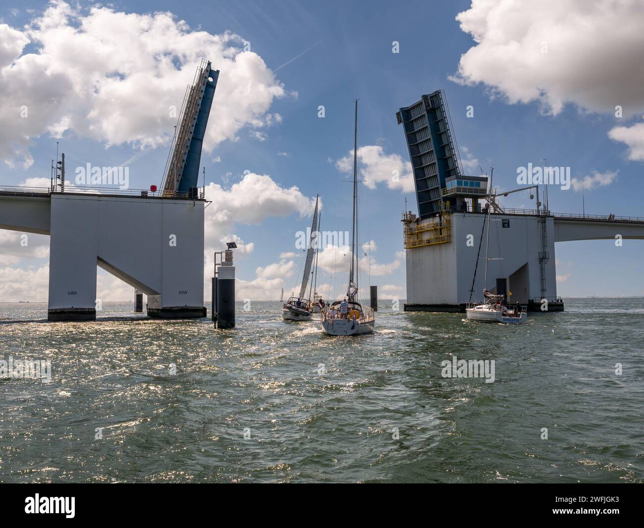 Apertura del ponte Zeeland Bridge per barche a vela con alberi alti, Schelda orientale, Zelanda, Paesi Bassi Foto Stock