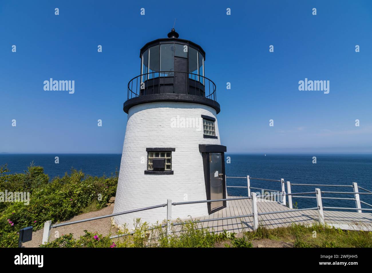 Faro di Owls Head a Rockland, Maine, USA, in una giornata estiva limpida e soleggiata con cielo blu Foto Stock