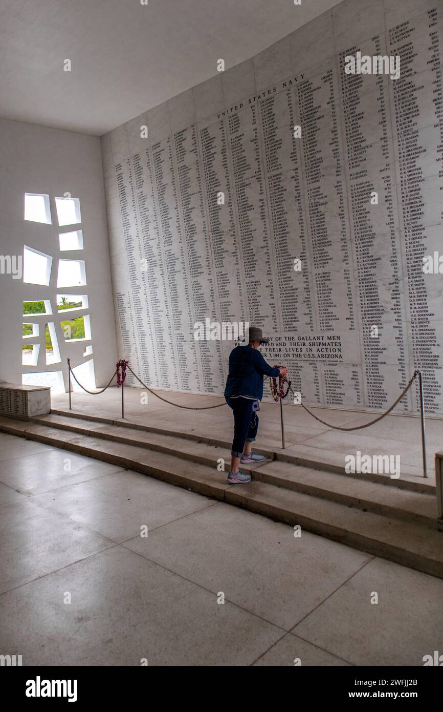 Una donna che posava fiori nel memoriale per i veterani che morirono negli Stati Uniti in Arizona durante l'attacco a Pearl Harbor - Pearl Harbor, Hawaii Foto Stock