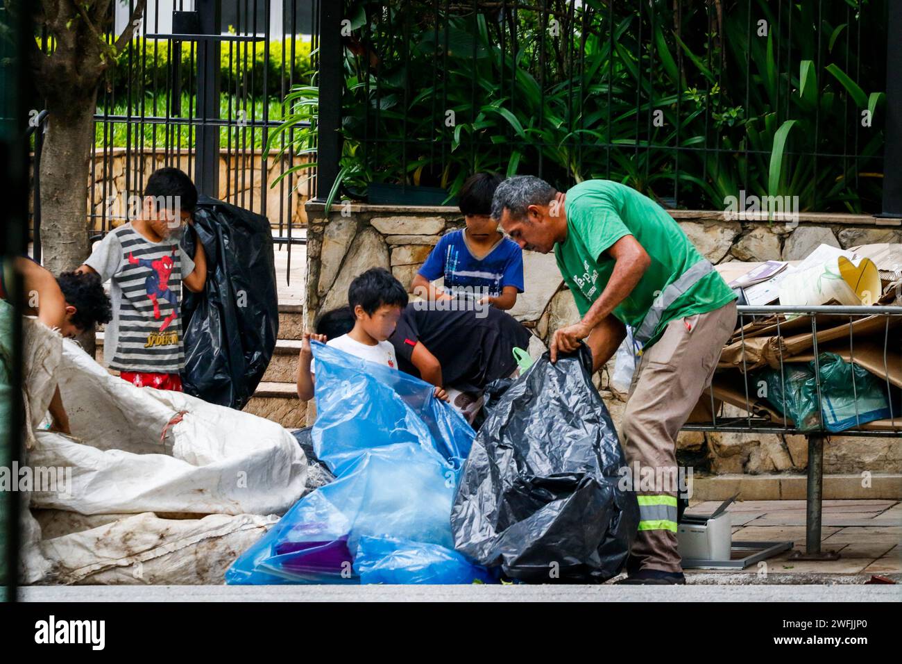 SÃO PAOLO, SP - 31.01.2024: PESQUISA APONTA MAIS POBRES ATÉ FIM DO ano - secondo i dati del rapporto Global Economic Prospects (GEP) della Banca Mondiale, entro la fine del 2024 si prevede che il 40% delle persone che vivono nei paesi a basso reddito sarà ancora più povero di quanto non fosse nel 2019, prima della pandemia di Covid-19. Nella foto, un'intera famiglia viene vista riciclare rifiuti nel quartiere di Perdizes, a ovest della capitale, considerato un'area di lusso della città di São Paolo. (Foto: Aloisio Mauricio/Fotoarena) Foto Stock