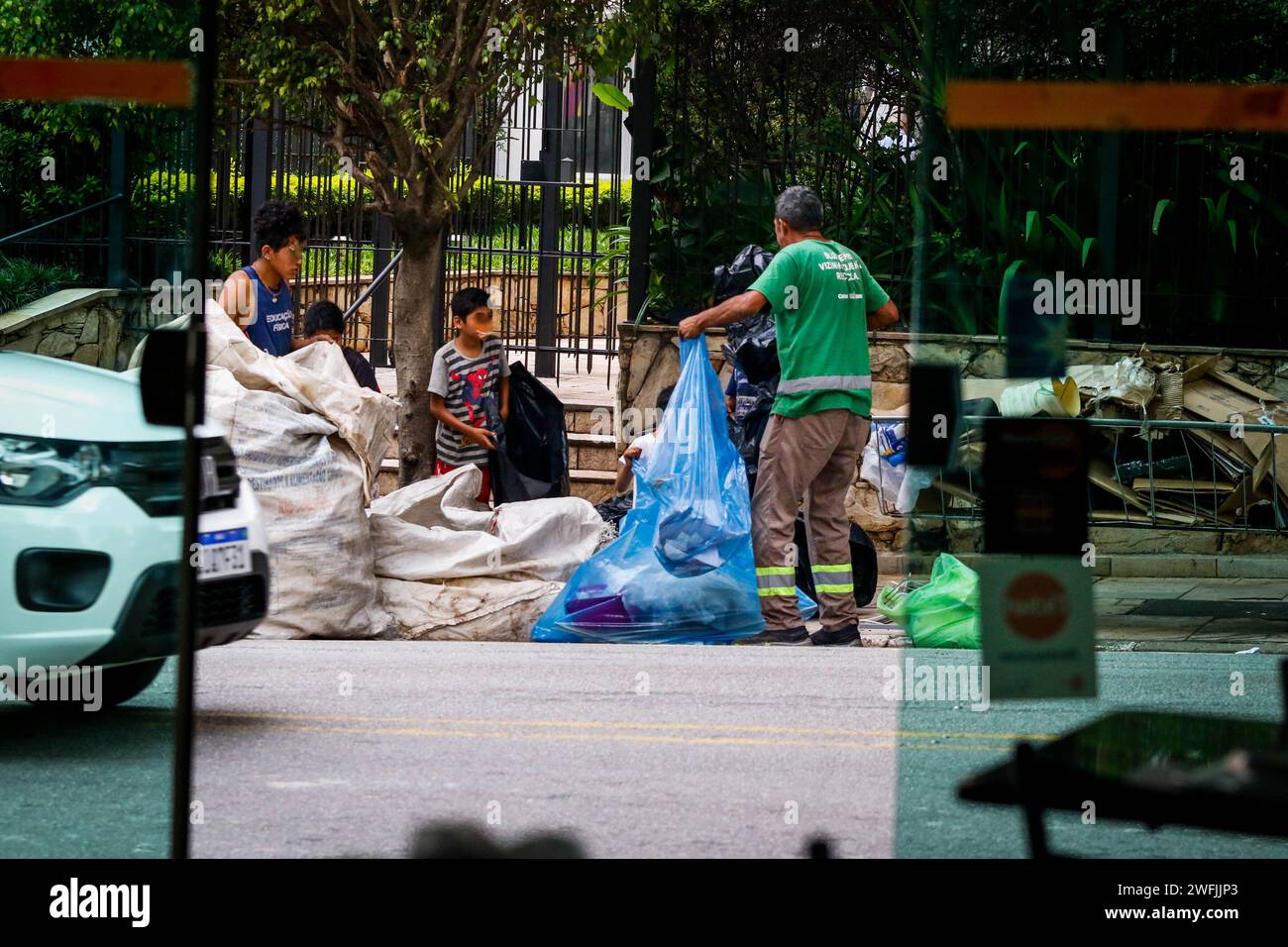 SÃO PAOLO, SP - 31.01.2024: PESQUISA APONTA MAIS POBRES ATÉ FIM DO ano - secondo i dati del rapporto Global Economic Prospects (GEP) della Banca Mondiale, entro la fine del 2024 si prevede che il 40% delle persone che vivono nei paesi a basso reddito sarà ancora più povero di quanto non fosse nel 2019, prima della pandemia di Covid-19. Nella foto, un'intera famiglia viene vista riciclare rifiuti nel quartiere di Perdizes, a ovest della capitale, considerato un'area di lusso della città di São Paolo. (Foto: Aloisio Mauricio/Fotoarena) Foto Stock