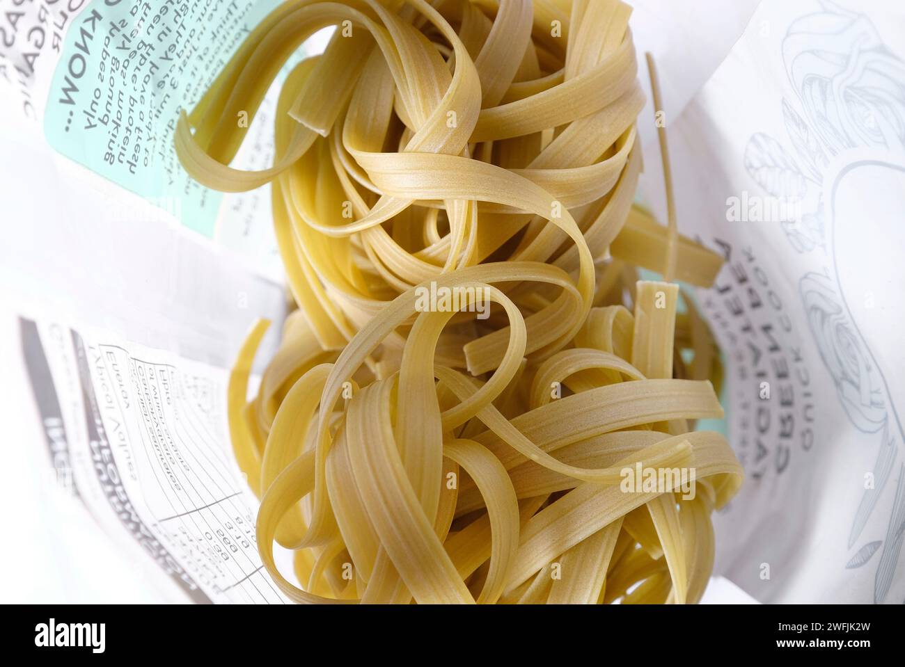 tagliatelle di piselli verdi, vegetariane e biologiche Foto Stock