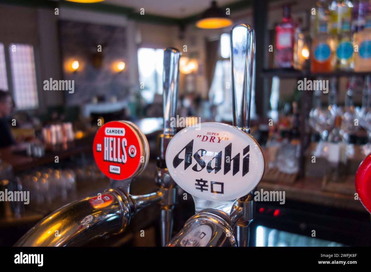 Primo piano dell'insegna della birra Asahi Super Dry e di Kanji su una pompa a mano in un pub a Londra, Inghilterra, Regno Unito Foto Stock