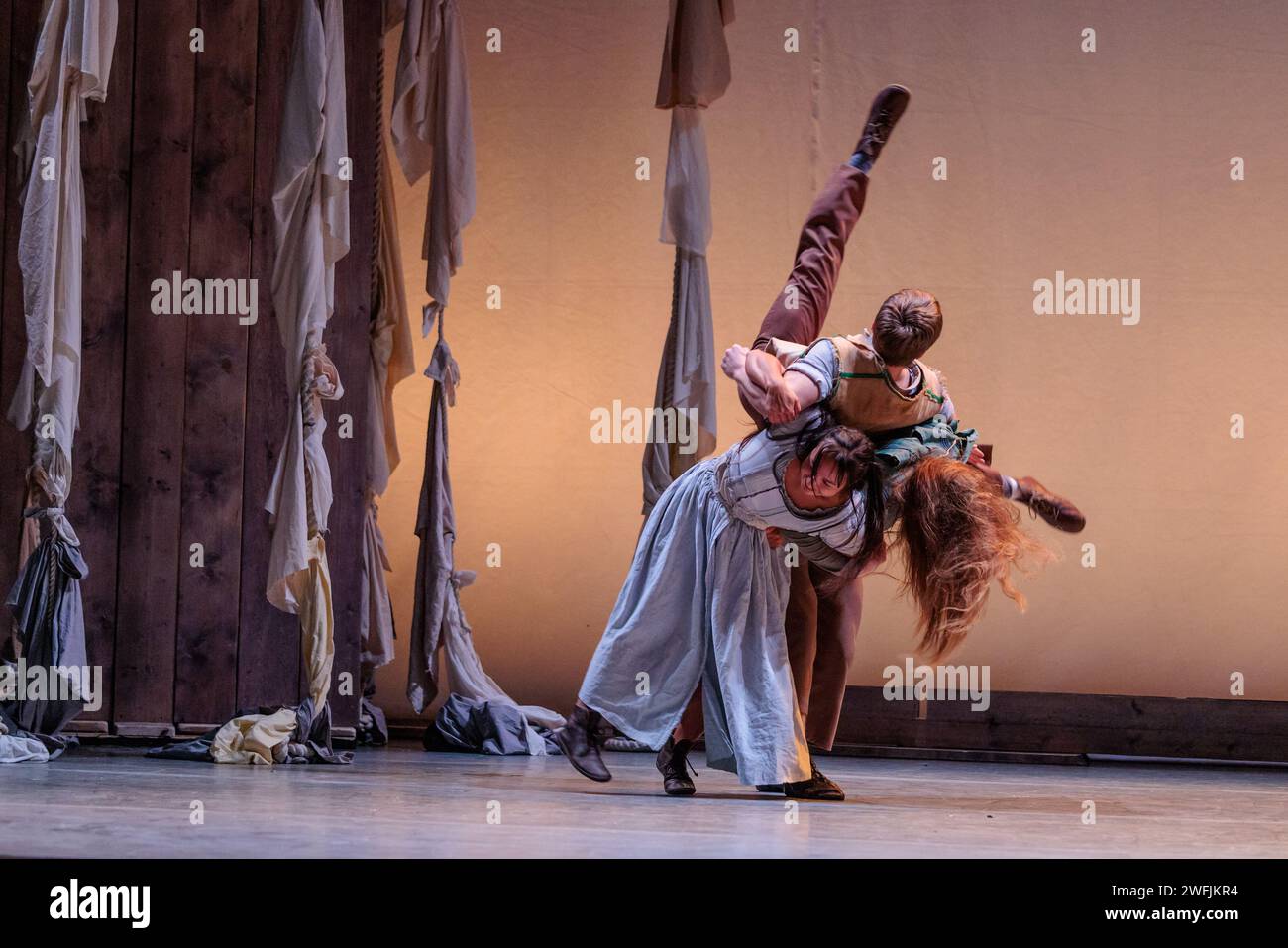 Londra Regno Unito, 31 gennaio 2024. Il cast di Razor's Tess di Ockham - una nuova audace visione di Tess dei D'Urbervilles - prova prima delle esibizioni al Peacock Theatre di Londra. Foto di Amanda Rose/Alamy Live News Foto Stock