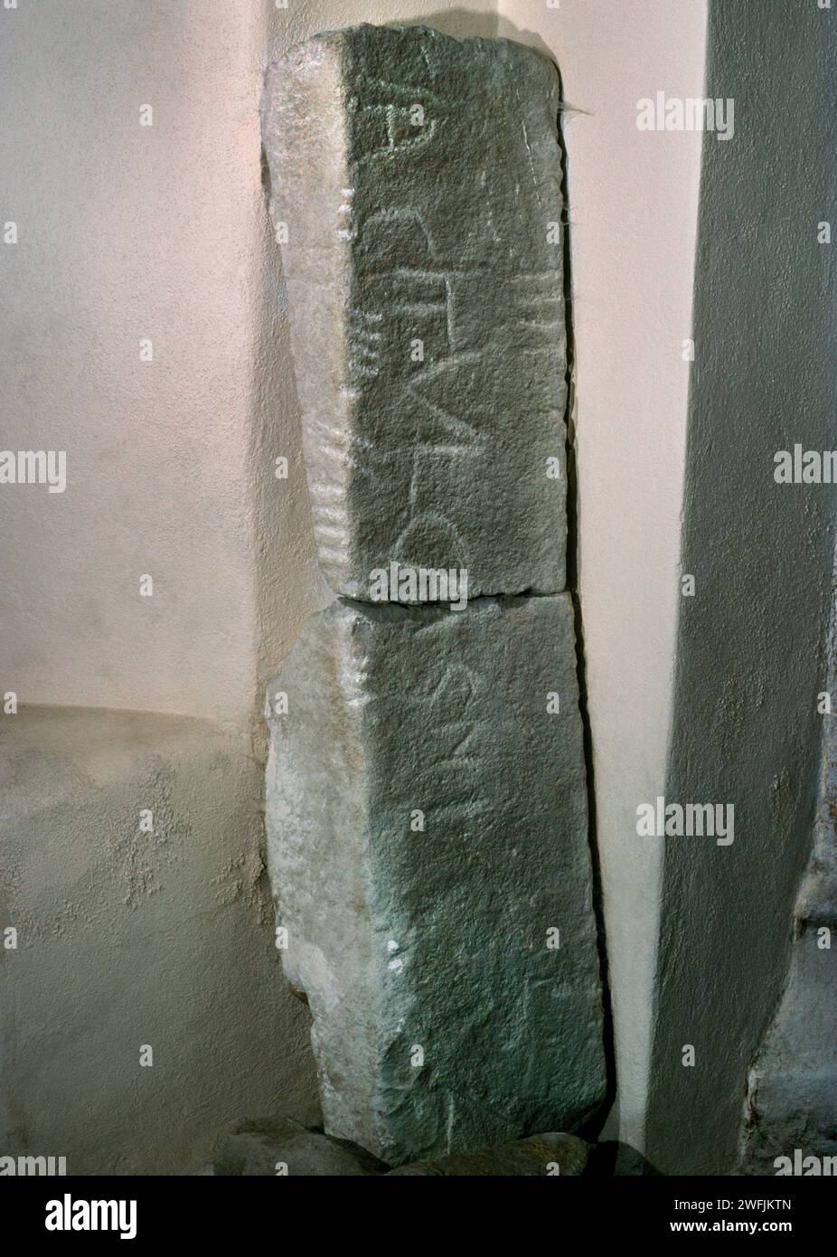 Una pietra commemorativa paleocristiana (tardo C5th) all'interno della chiesa di Lewannick, Cornovaglia, Inghilterra, Regno Unito, iscritta a ogham (ogam) e capitali romane: VLCAGNI. Foto Stock