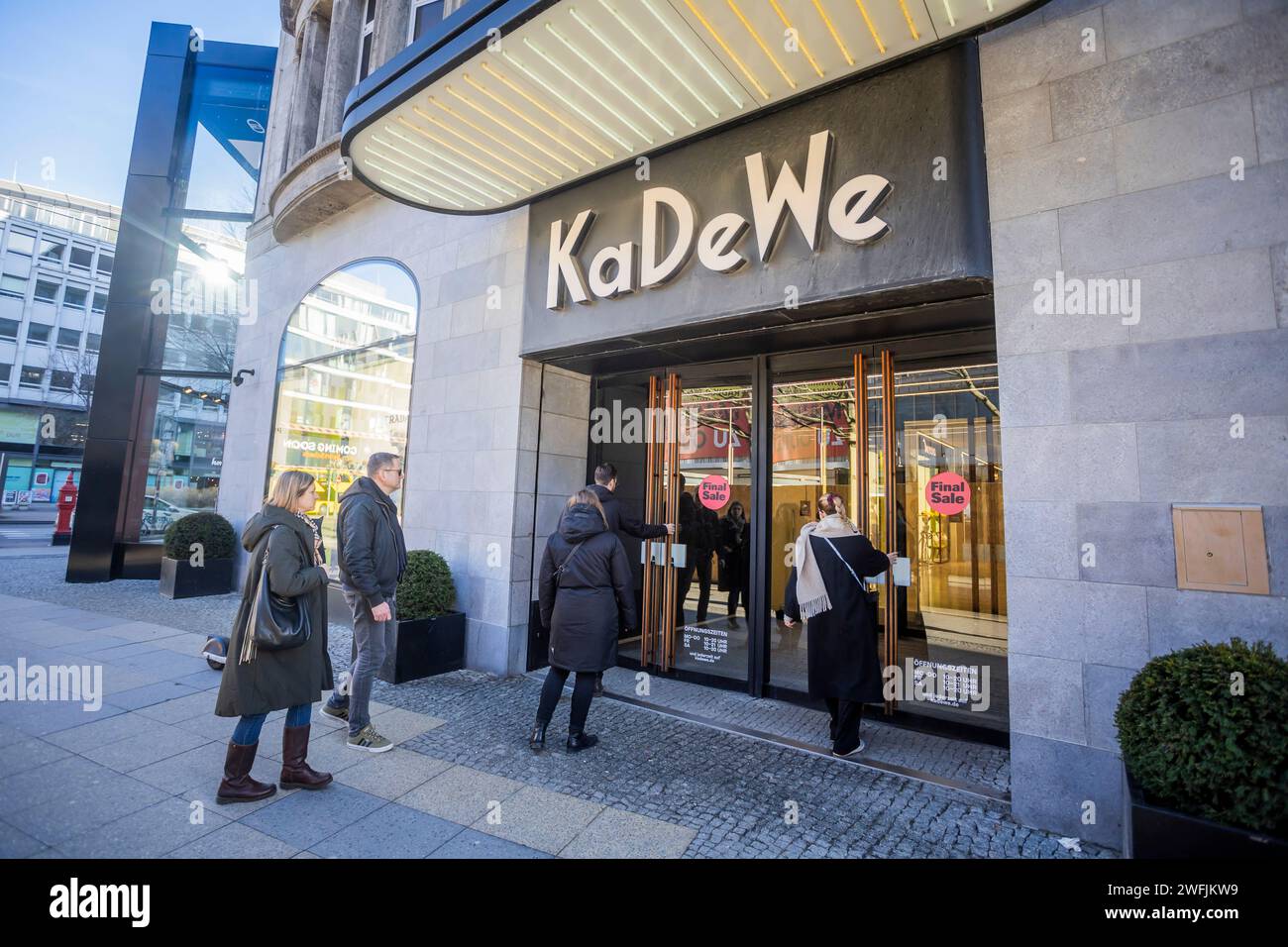 Berlino, Germania. 28 gennaio 2024. I visitatori cercano di aprire le porte chiuse del Kaufhaus des Westens (KaDeWe). Credito: Christoph Soeder/dpa/Alamy Live News Foto Stock