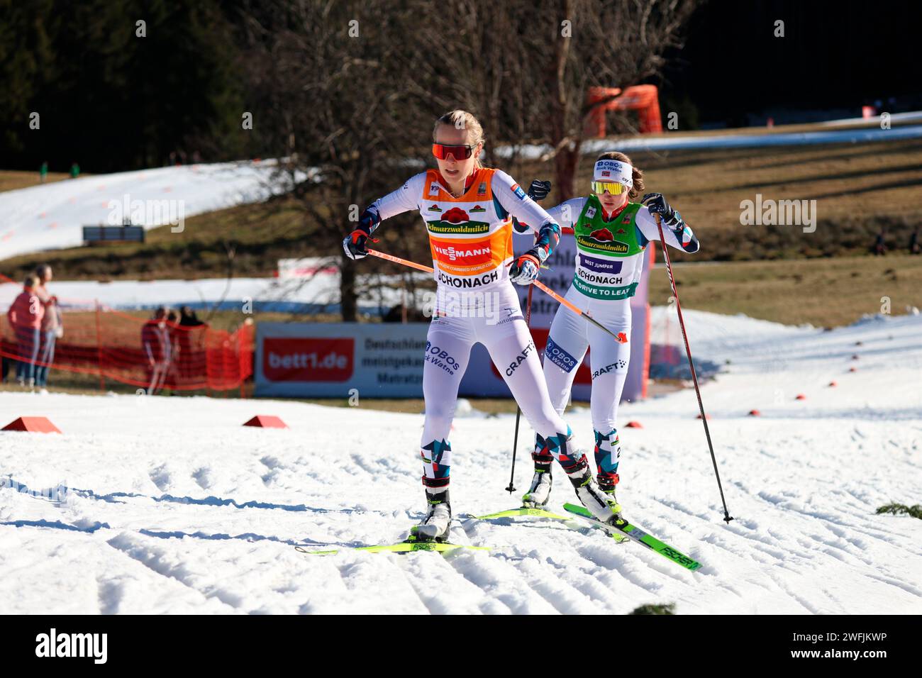 Schonach, Deutschland. 28 gennaio 2024. Laufduell im Anstieg: v.li. Ida Marie Hagen (Norwegen) und Mari Leinan Lund (Norwegen) beim FIS Weltcup Nordische Kombination Schonach 2024 credito: dpa/Alamy Live News Foto Stock