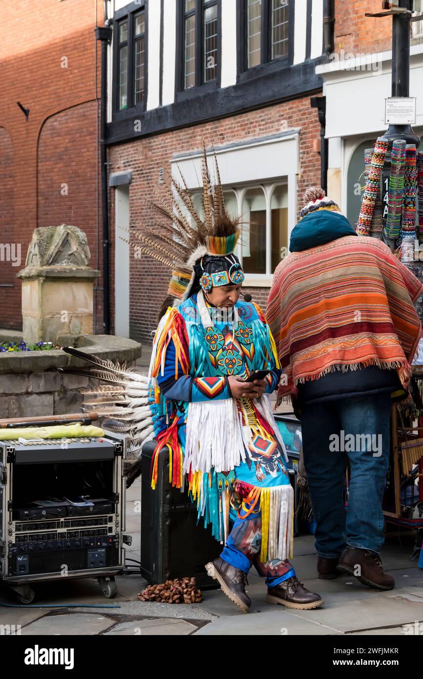 Inca Tribal Entertainer Taking a Rest, High Street, Lincoln City, Lincolnshire, Inghilterra, REGNO UNITO Foto Stock