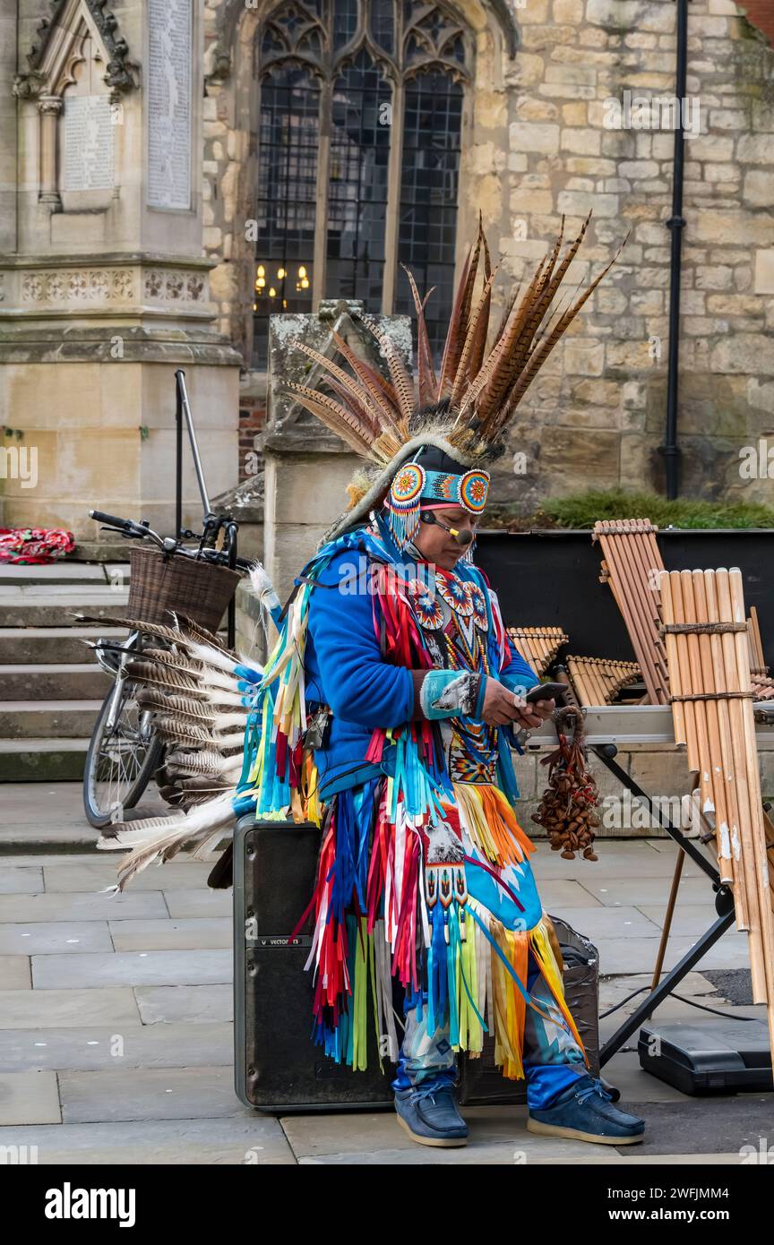 Inca Tribal Entertainer Taking a Rest, High Street, Lincoln City, Lincolnshire, Inghilterra, REGNO UNITO Foto Stock