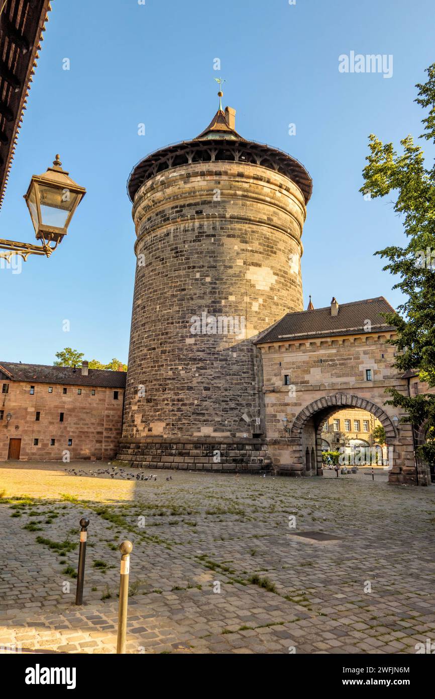 Fortificazioni della città vecchia di Norimberga, Germania - Torre Spittlertor con armeria e Spittlertorzwinger Foto Stock