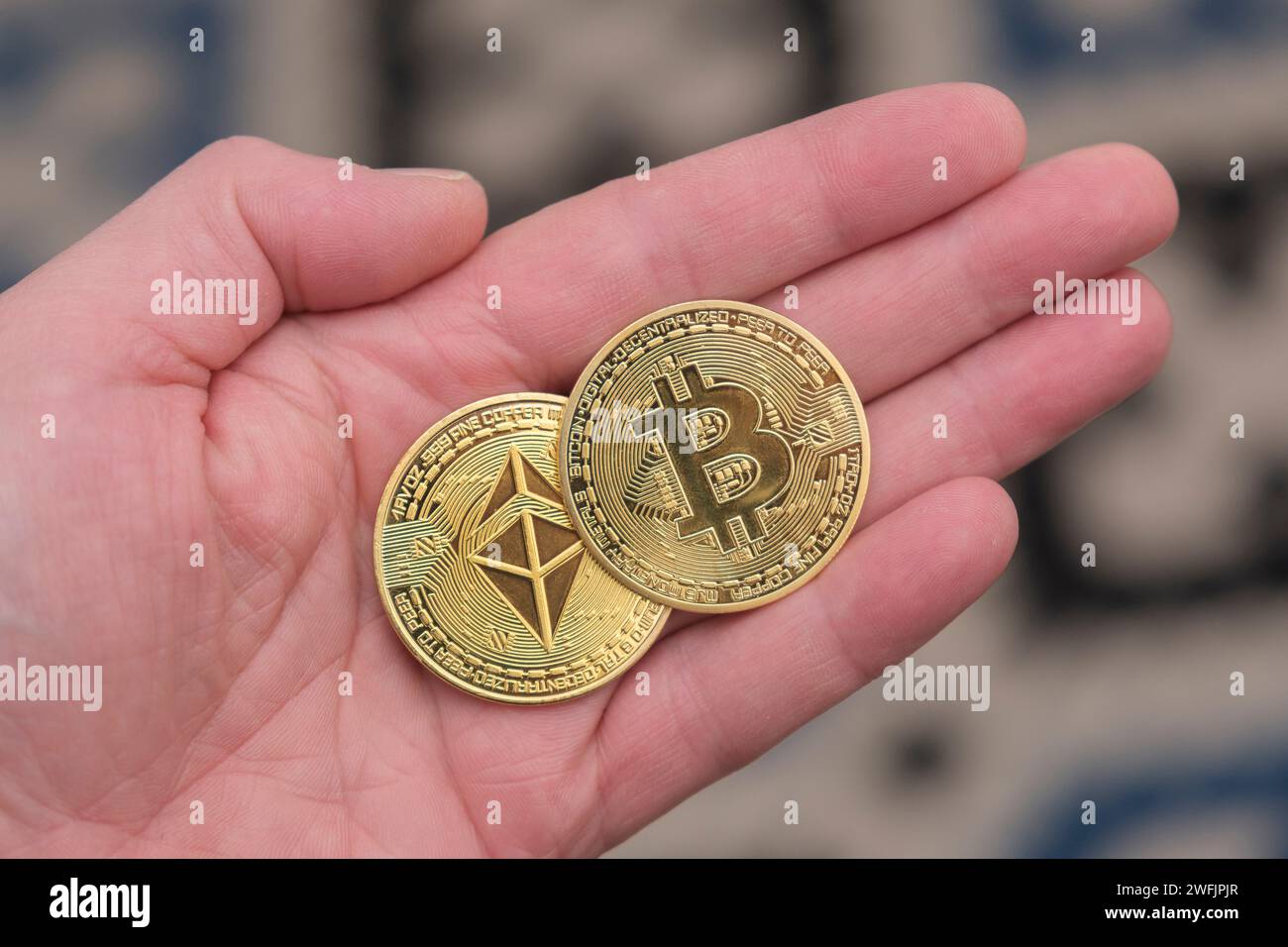 Ethereum e Bitcoin Coin in una mano Foto Stock