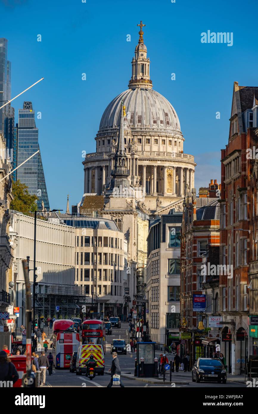 Guardando su Ludgate Hill verso la Cattedrale di San Paolo Foto Stock